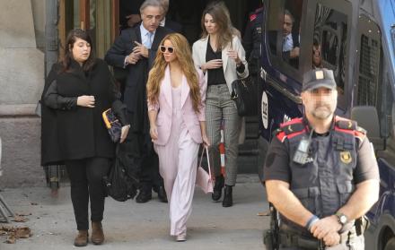 La cantante Shakira a su salida de la Audiencia de Barcelona tras aceptar este lunes el pago de una multa millonaria a cambio de una rebaja de condena que evitará su entrada en prisión, tras admitir que defraudó 14,5 millones a Hacienda entre los años 201