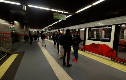 Usuarios en el Metro de Quito.