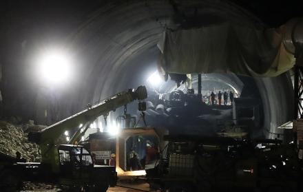 Rescatan con éxito a los 41 trabajadores atrapados por 17 días en un túnel en la India