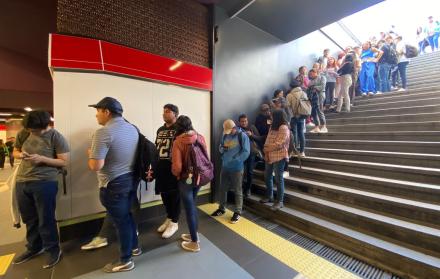 En las estaciones se logró evidenciar largas filas de usuarios.