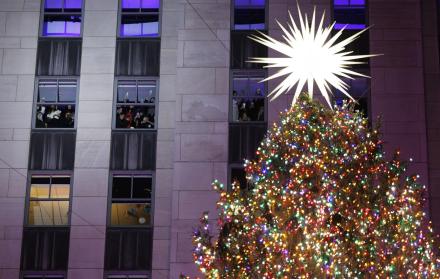 El árbol de Navidad de Rockefeller se enciende por primera vez esta temporada durante la 91ª ceremonia de encendido en Nueva York.