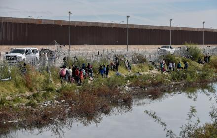 Migrantes quedan varados en el río Bravo de México y EEUU con temperaturas de 2 grados