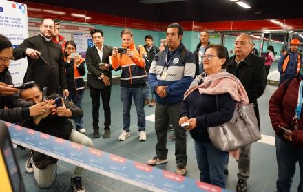 Los primeros usuarios en llegar al Metro de Quito.