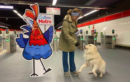 La mujer paseó con su fiel amigo por una de las estaciones del Metro de Quito.