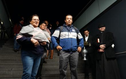 Ellos fueron los dos usuarios que llegaron primero hasta una de las estaciones del Metro de Quito.