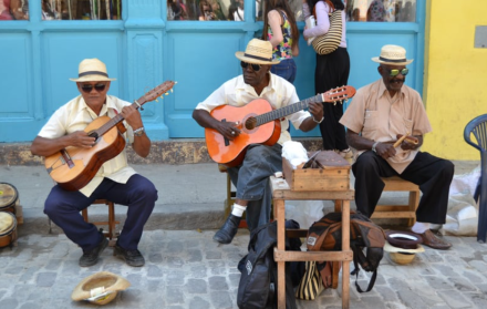 Músicos callejeros en Cuba