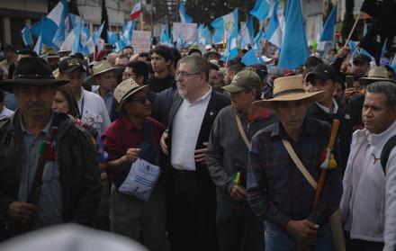 El presidente electo de Guatemala marcha junto a indígenas en 