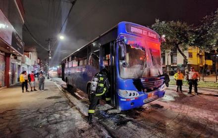 Suceso. Este bus se quemó y la causa sería por una falla en el motor.