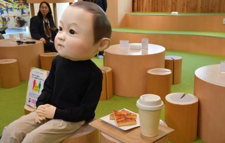 Un café en Tokio permite a sus visitantes ser bebé por un día