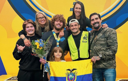 Roberto celebró la medalla de oro junto a su familia.