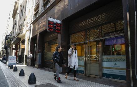 Argentina devalúa un 50 % su moneda y anuncia un paquete de 