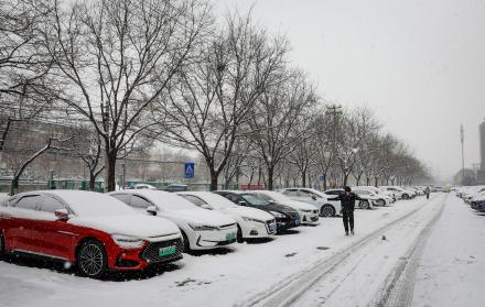 Pekín cierra escuelas y emite alerta naranja por tormentas de nieve