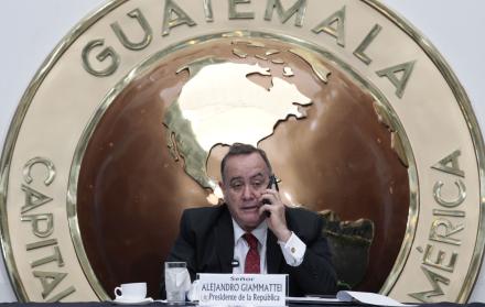 El presidente de Guatemala critica a EE.UU. y dice que entregará el poder en enero
