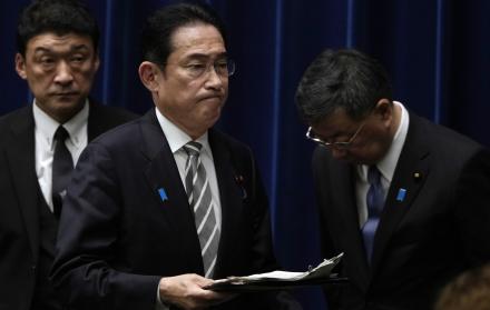 El primer ministro nipón 'limpia' su Ejecutivo por el escándalo de los cobros ilícitos