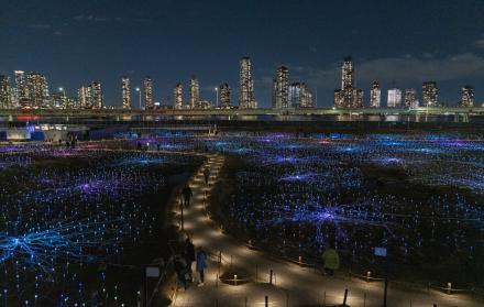 La Freedom Plaza de Nueva York se enciende con una instalación luminosa de Bruce Munro