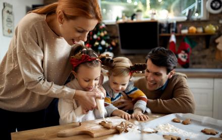 familia decorando galletas