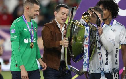 Jugadores de LDU Quito reciben la copa de campeones, por parte del presidente de la República del Ecuador, Daniel Noboa