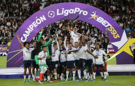 Jugadores de LDU Quito celebran hoy el campeonato de la Liga Pro ecuatoriana tras vencer en la final a Independiente del Valle