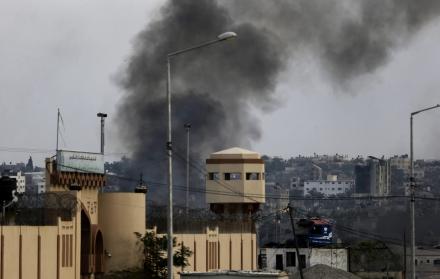 Israel ataca dos hospitales en Gaza y permite la entrada de ayuda humanitaria por su frontera