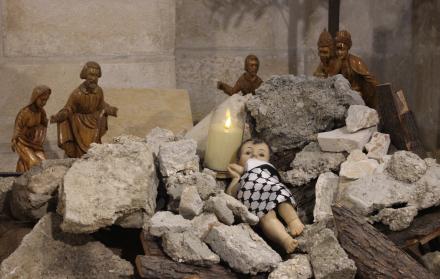 Un Niño Jesús entre ruinas como las víctimas en Gaza