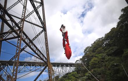 Un bombero cumple su tradicional y acrobática entrega de regalos de Navidad en Guatemala
