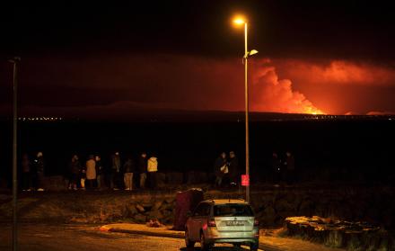 Volcán hace erupción al noreste de la ciudad islandesa de Grindavík
