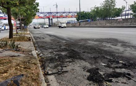 En los exteriores del centro comercial aún quedaban las huellas del incendio vehicular