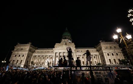 El 'cacerolazo' contra las reformas anunciadas por Milei se extendió hasta la madrugada en Buenos Aires