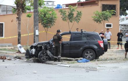 Un hombre fue asesinado dentro de su vehículo en guayacanes.