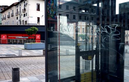 Este ingreso con grafitis está en el bulevar 24 de Mayo, en el Centro Histórico de Quito.