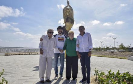 La escultura de bronce de la cantante colombiana Shakira que mide 6.50 metros de altura fue presentada este martes en Barranquilla.
