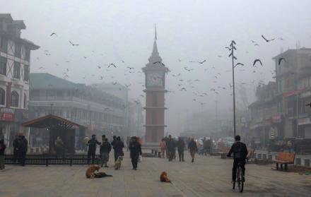 La niebla obliga a retrasar y suspender más de un centenar de vuelos y trenes en la India