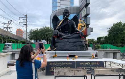 Retiran una estatua con aspecto demoníaco tras varios meses de polémica en Bangkok