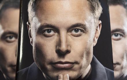 Imagen de archivo del fundador de X (antes Twitter), Elon Musk, en la portada de un libro.