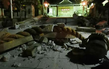 Vista de los daños en el Santuario Onohiyoshi tras un fuerte terremoto en Kanazawa, Japón central