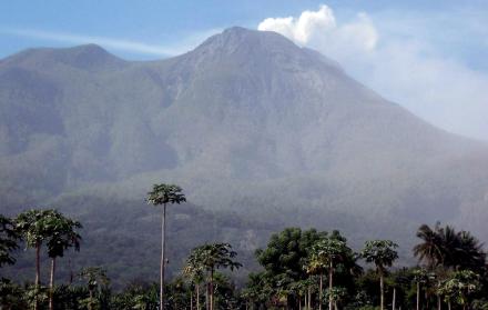 Al menos 1.500 evacuados por la erupción de un volcán al este de Indonesia