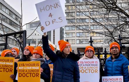 Los médicos residentes de Inglaterra inician una histórica huelga de seis días