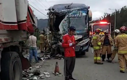 Un bus que venía de la ciudad de Gualaquiza se chocó contra un camión en la vía rápida Cuenca- Azogues dejando varias personas afectadas.