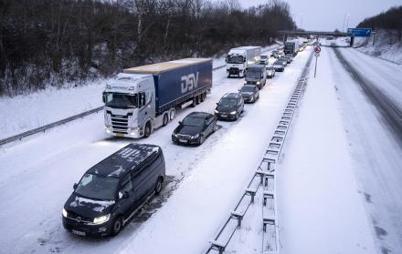 Frío extremo, nieve e intensas lluvias colapsan media Europa