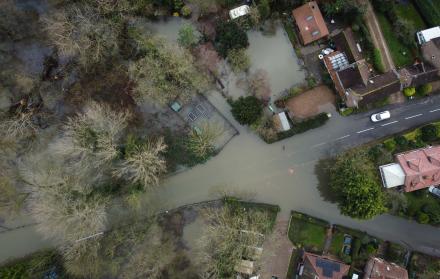 Las inundaciones en Inglaterra obligan a evacuar cientos de hogares y a cancelar trenes
