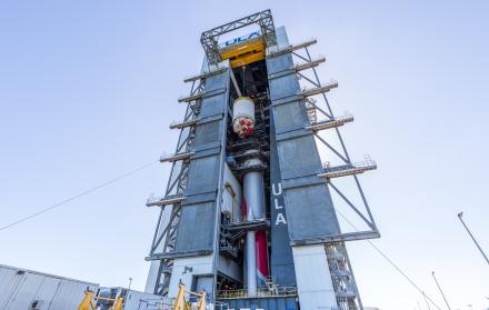 Fotografía cedida por United Launch Alliance que muestra una plataforma de lanzamiento con el nuevo cohete Vulcan
