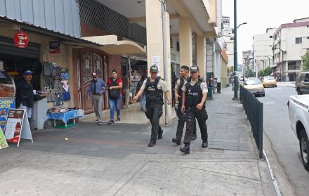 Policías caminando en el centro de Guayaquil