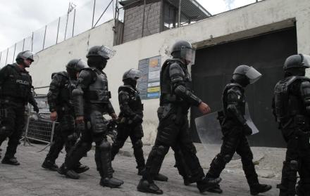 Policías y militares resguardan en las afueras de la cárcel de El Inca por el amontonamiento