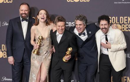 Artistas de diversas categorías de cine y televisión reciben Globos de Oro de la Asociación de Prensa Extranjera de Hollywood.