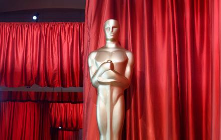 Fotografía de archivo de una estatua del galardón de los Premios Óscar.