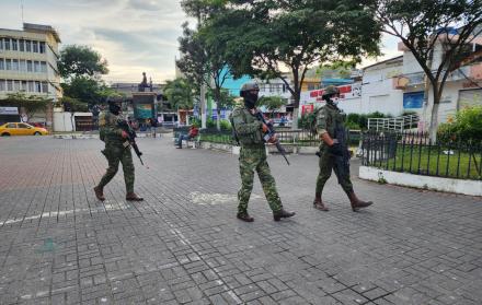 Militares patrullan las calles de Esmeraldas.