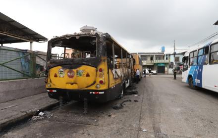 Bus incendiado en la isla trinitaria