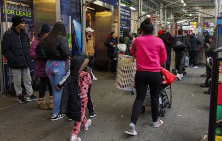 Familias de migrantes dejan sus albergues en Nueva York en medio una tormenta invernal