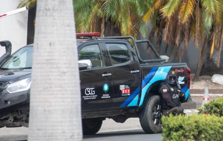 Policías realizan hoy un operativo en la sede del canal de televisión TC, donde encapuchados armados ingresaron y sometieron a su personal durante una transmisión en vivo, en Guayaquil