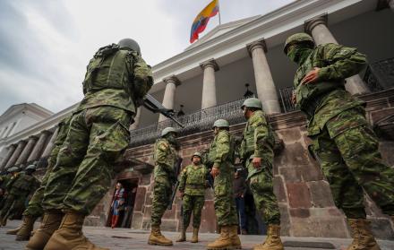 Soldados ecuatorianos patrullan en los alrededores del Palacio de Carondelet, en Quito (Ecuador), este 9 de enero de 2024.